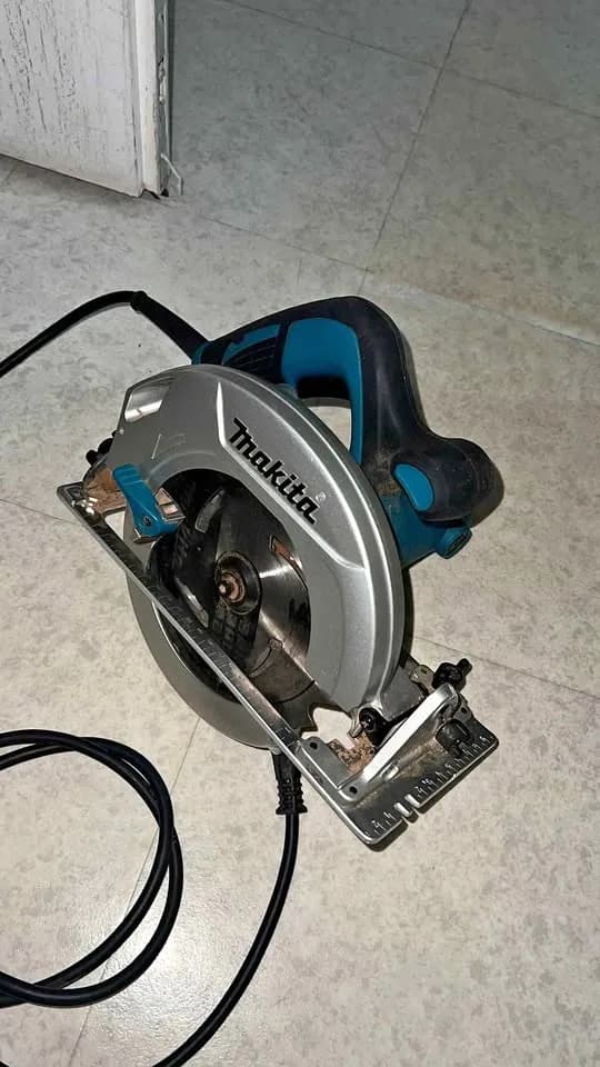 Sierra circular Makita con cable - Image 1