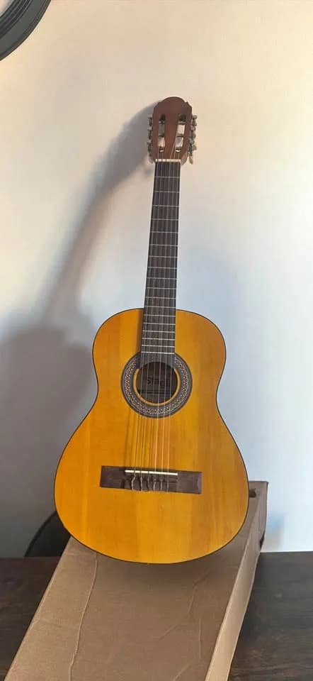 Guitarra clásica Stagg con cuerdas de nylon - Image 1
